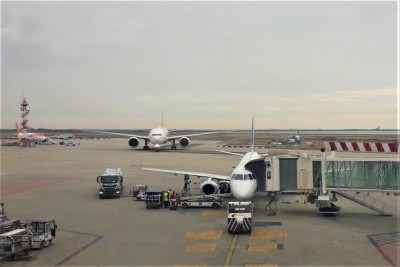 Boeing 777 in arrivo da Dubai ed Embraer E195 Air Dolomiti da Monaco.