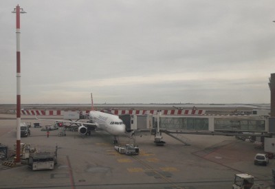 Operazioni di rifornimento e carico passeggeri per l' Airbus A321 diretto ad Istanbul.