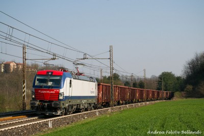 Locomotiva &quot;Siemens Vectron&quot; con carri trasporto rottami