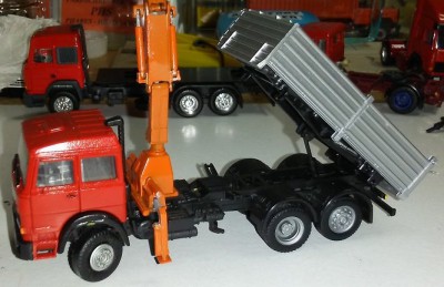 iveco con gru.jpg
