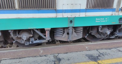 Carrello locomotiva E 444.104 alla trazione del treno Intercity 608 Lecce-Bologna.