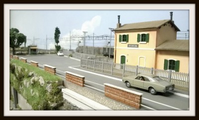 Strada che conduce al piazzale di Roccafredda. L'auto in primo piano può accendere i fari.