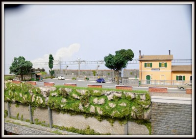 Fabbricato di stazione e panoramica piazza antistante.