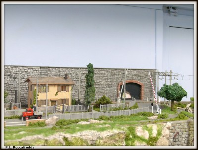 Vista del P.L. che attraverso un tunnel stradale conduce al paese di &quot;Roccafredda&quot;, (paese che non c'è per ragioni di spazio, ma che forse in seguito metterò sullo sfondo in forma fotografica) il tunnel è una foto inserita dietro il portale in uscita dietro la seconda sbarra del P.L.