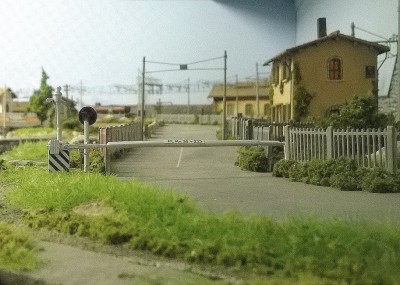 Inquadratura fotografica della strada dall'interno della sbarra di ingresso del P.L.