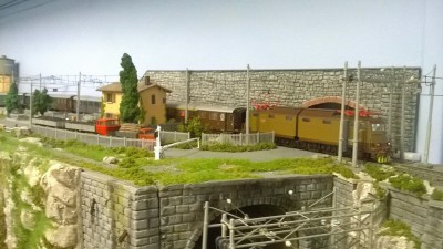 Un locale con in testa l'E636, impegna la parte alta del ponte.