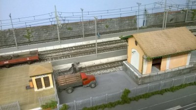 Binario morto del magazzino merci, ed ingresso della stazione.