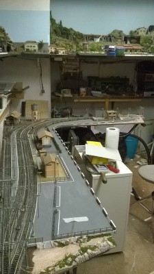 Planimetria completa della strada che costeggia la stazione; in fondo alla curva c'è l'entrata per il magazzino merci, un fontanile , il casello, il  PL ed infine la strada si infila in curva in un tunnel.