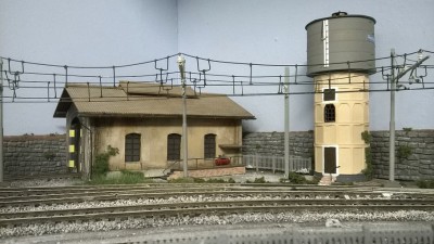 Foto della rimessa locomotive e del serbatoio di rifornimento  dell'acqua.