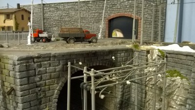 Passaggio di automezzi &quot;attraverso&quot;il finto tunnel.
