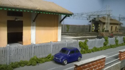 Una piccola fiat 500 passa nella strettoia verso la stazione.