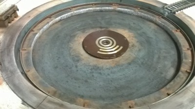 Catino in legno della piattaforma girevole, completamente rifatto, verniciato ed invecchiato. Ho accorciato il ponte che fatto ruotare dal motore, scorre su ruote metalliche su un binario circolare, come nella realtà.