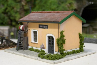 La lampisteria, un piccolo fabbricato in forex, l'ho copiato da un esemplare trovato in rete, adoperando rimasugli di infissi ed altro che avevo nei cassetti.