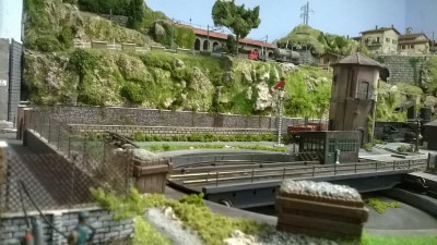 Piattaforma girevole, con serbatoio acqua della hornby pesantemente rimaneggiato, e pompa di rifornimento locomotive.