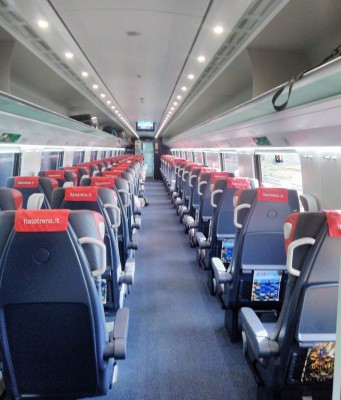 Interni treno Italo &quot;Evo&quot; - ambiente Prima. Il treno fa parte della famiglia Avelia &quot;Pendolino&quot; di Alstom