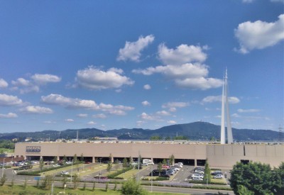 Centro commerciale alla periferia settentrionale di Torino. Sullo sfondo la collina e la basilica di Superga