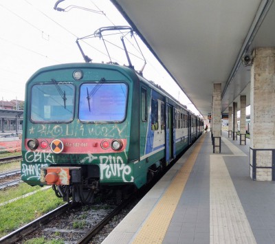 Elettromotrice ALe 582 in stazione a Brescia. Il mezzo è stato costruito nel 1987.