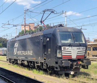 Locomotiva E 193 di MRCE in noleggio a Mercitalia Rail. Si tratta di una locomotiva Siemens &quot;Vectron&quot; multisistema, costruita nel 2016 ed utilizzabile in Italia, Austria e Germania.