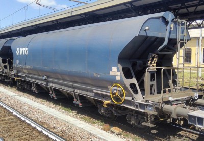 Un carro tramoggia in composizione ad un treno merci.