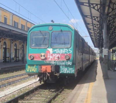Rimorchio pilota Le 562 in composizione ad un treno Regionale Cremona - Brescia.