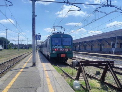 Elettromotrice ALe 582.057 in coda ad un treno Regionale per Treviglio. I complessi di elettromotrici ALe 582 che operano in zona sono composti da elementi misti in livrea Trenord e XMPR, poiché questi mezzi sono utilizzati da Trenord ma di proprietà Trenitalia. Tutti i treni si presentano in scarse condizioni estetiche, sporchi e ricoperti di graffiti.