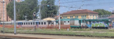 Materiale accantonato nei pressi dell'impianto di manutenzione Trenord di Cremona. Si notano diversi rimorchi Le 763, una D 445 e due automotrici diesel ALn 668 serie 1100.