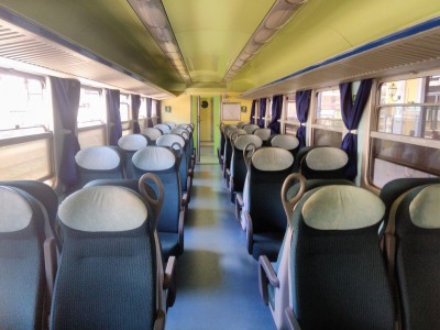 Interni del treno Regionale Cremona - Mantova di Trenord. Rispetto alle condizioni originarie si nota l'aggiunta del climatizzatore, la nuova sistemazione dell'imperiale e impianto di illuminazione e la sostituzione dei sedili.