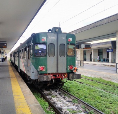 Treno Regionale 20342 Parma - Brescia. Il treno, di Trenord, è composto dalle automotrici diesel ALn 668.1118 e 1119. Le automotrici sono state costruite da Fiat Ferroviaria Savigliano nel 1979