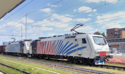 Doppia trazione di locomotive EU 43 (E 412) di Rail Traction Company - Lokomotion alla testa di un treno merci per Brescia Scalo. Il treno trasporta rottami ferrosi.