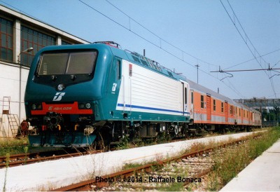 La E 464.026 nel 2000, durante le prove di pre-esercizio.