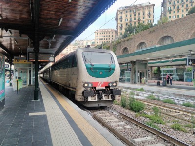 La E 403.018 che ha trainato il treno da Torino a Genova. Le E 403 sono locomotive da 6000 kW costruite da AnsaldoBreda tra il 2005 e il 2008. Inizialmente previste per il funzionamento bitensione 3kVcc/25kV c.a. non sono mai stati implementati i dispositivi per il funzionamento in corrente alternata, per cui le locomotive funzionano solo a 3000V in corrente continua. Le macchine hanno avuto molti problemi in fase di pre-esercizio, prima assegnate alla ex divisione Cargo di Trenitalia, poi sono passate in uso alla Divisione Passeggeri Lunga Percorrenza di Trenitalia e dal 2012 sono impiegate per il traino di treni Intercity e Intercity notte, con velocità fino a 180 km/h.