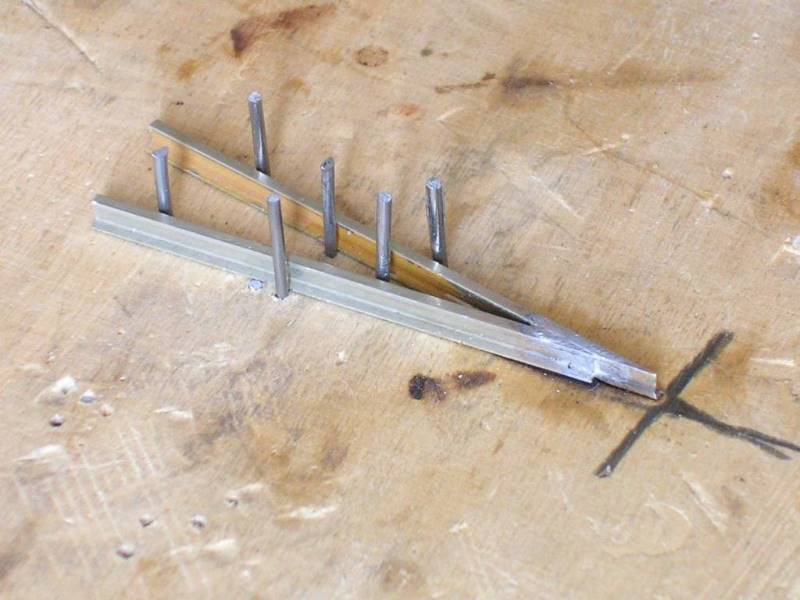 Binario autocostruito