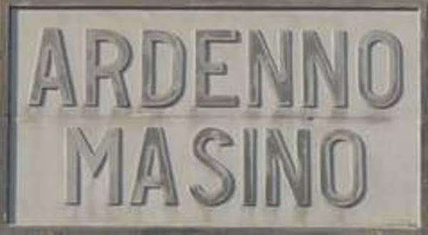 In pietra con lettere nere
