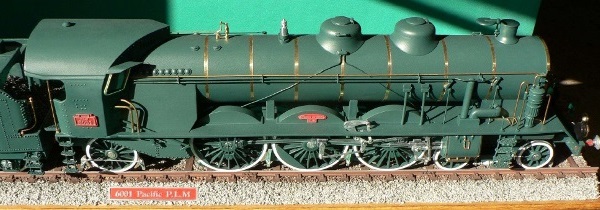 La locomotiva in scala lato destro