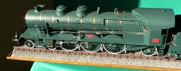 La locomotiva in scala lato sinistro