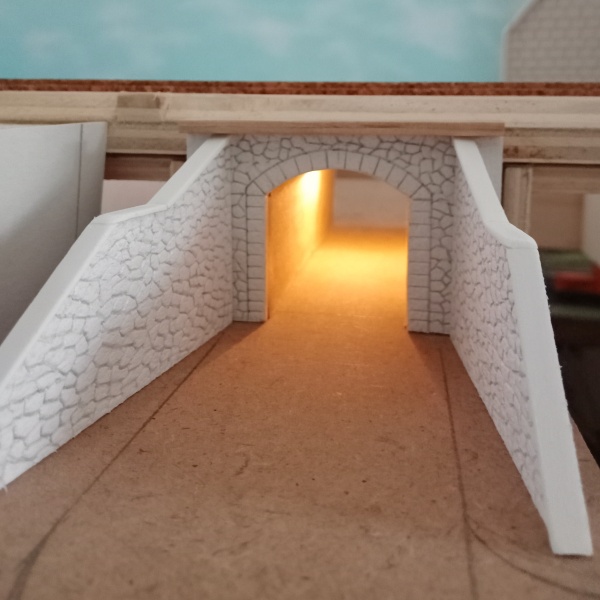 Sottopasso stradale illuminato