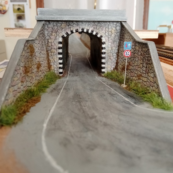 Sottopasso stradale illuminato