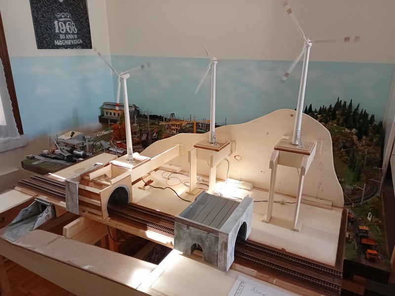 Le tre pale eoliche posate nella loro sede