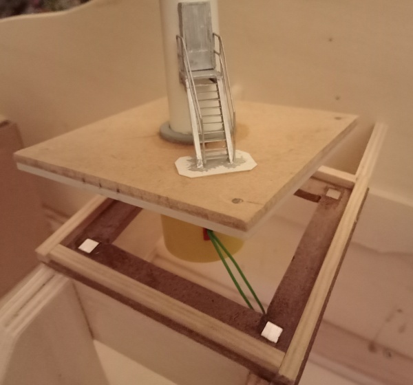 Particolare della sede e della base di una delle tre pale eoliche