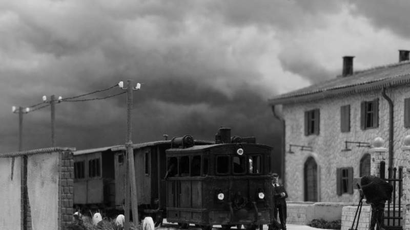Un tram in bianco e nero