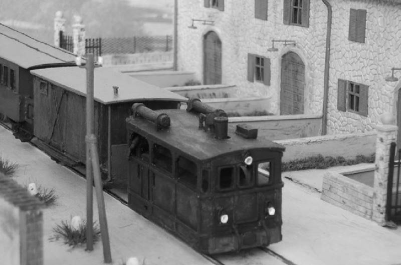 Un tram in bianco e nero