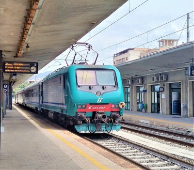 Treno Regionale 34844 per Cosenza. La E 464 è stata costruita da AdTranz nel 2001 ed è fra le macchine più vecchie della famiglia.