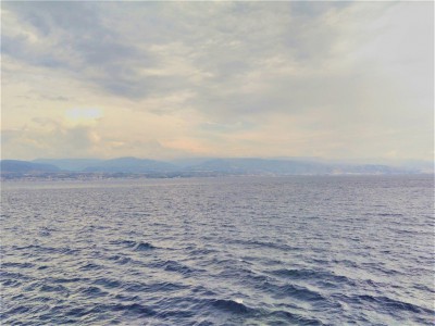 Navigazione sullo stretto di Messina. Costa calabrese.