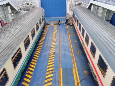 Sezioni per Catania/Siracusa (a sinistra) e Palermo (a destra) del treno Intercity imbarcate a bordo nella nave traghetto &quot;Messina&quot;.