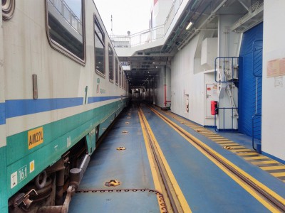 Nave traghetto Messina con treno a bordo. La nave &quot;Messina&quot; è la più moderna della flotta dedicata al trasporto treni sullo stretto. E' l'unica nave sulla quale è permesso rimanere a bordo dei treni durante la traversata. Quando non viene usata la nave &quot;Messina&quot; i passeggeri devono scendere dal treno e recarsi sul ponte della nave. In questo caso, invece, è possibile rimanere a bordo del treno o recarsi sul ponte della nave.