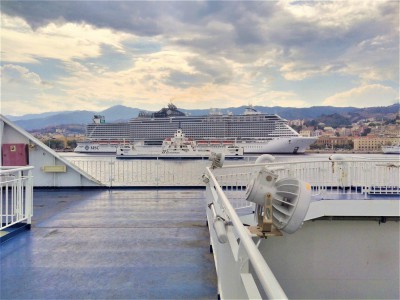 Nave da crociera MSC &quot;Seaview&quot; (entrata in servizio a Giugno 2018) in porto a Messina. Davanti alla nave da crociera una altro traghetto dedicato al trasporto di auto e persone sullo stretto. E' infatti possibile effettuare la traversata da Villa San Giovanni a Messina con differenti modalità, mentre non è possibile imbarcarsi autonomamente sulle navi che trasportano i treni. A queste navi si accede solo come passeggeri del treno.