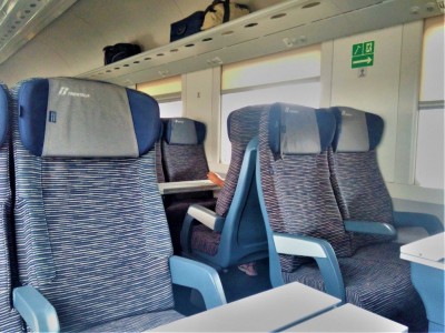 Interni di seconda classe carrozza tipo IC 270 in servizio sul treno Intercity Messina-Siracusa.