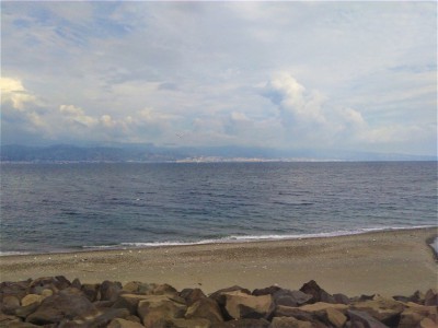 Panorama nei pressi di Messina, sullo sfondo la costa calabrese.