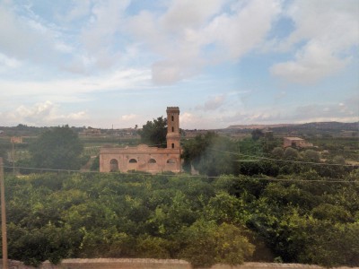 Piana di Catania nei pressi di Lentini (SR). La piana di Catania è famosa per la produzione di agrumi di alta qualità, le cui coltivazioni si possono vedere in tutta l'area.