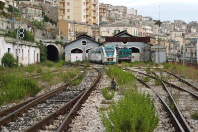 1396861493-il-treno-ci-ha-lasciati-a-piedi-perche-senza-gasolio.jpg